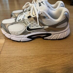 Nike- Women's V5 RNR Sneaker
Color: White/Black/Grey Metallic
Size: 7 M MEDIUM